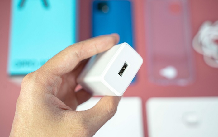 Adapter sạc công suất 10W được hãng tặng kèm trong hộp