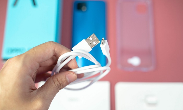 Cáp sạc của máy có màu trắng