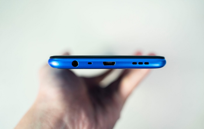 Cạnh đáy của máy là cổng sạc micro USB, loa ngoài, mico và giắc cắm tai nghe 3.5mm