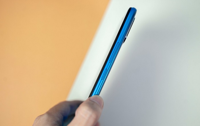 Cạnh phải của máy là phím tăng giảm âm lượng và nút nguồn