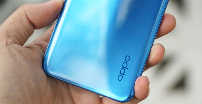 Góc phải của mặt lưng là logo OPPO