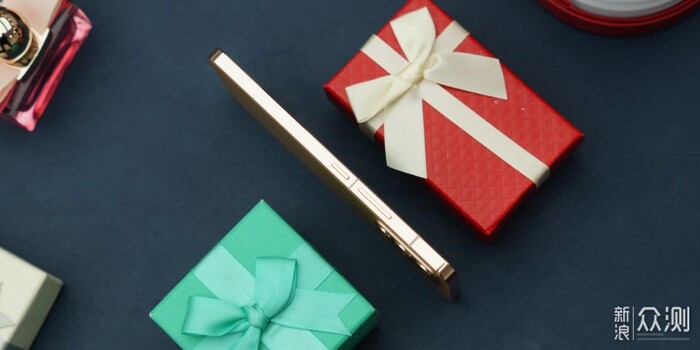 Máy khá mỏng và nhẹ