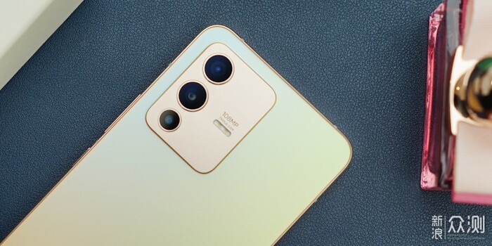 Cận cảnh cụm camera