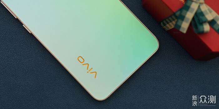 Logo chạm khắc và có thể đổi màu