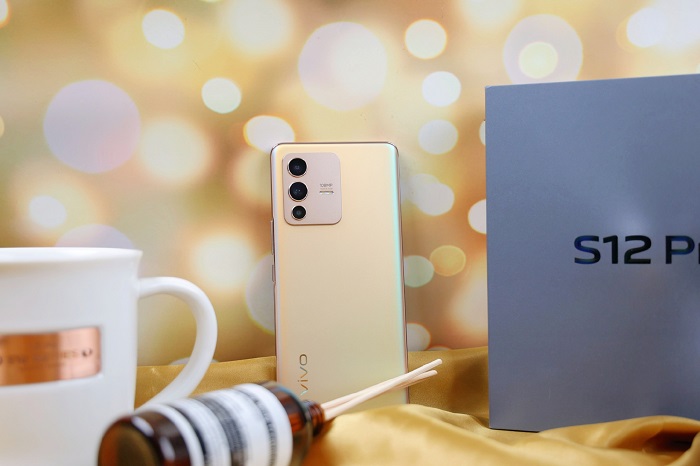 Vivo S12 Pro và hộp đựng