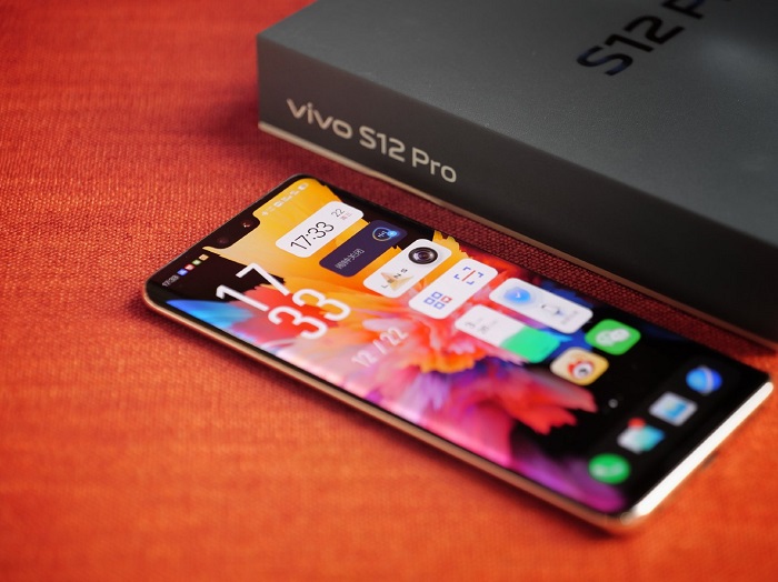 Màn hình Vivo S12 Pro cong về 2 bên