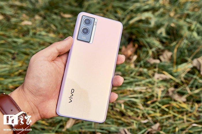 Mặt lưng của Vivo Y55s 5G