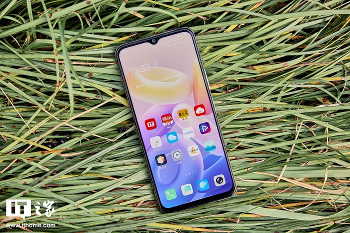 Mặt trước của Vivo Y55s 5G