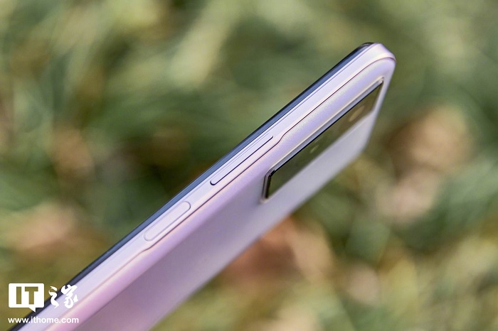 Cạnh phải là nút nguồn và phím tăng giảm âm lượng