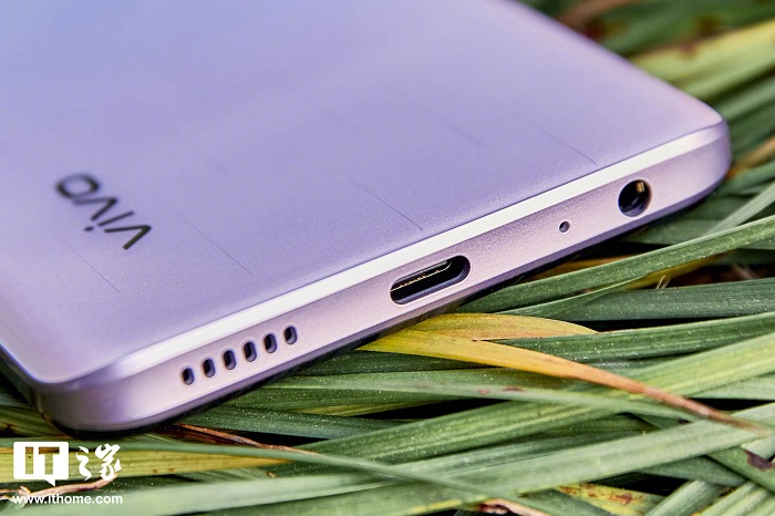 Cạnh dưới la mic thoại, cổng USB – C và jack cắm tai nghe 3.5mm