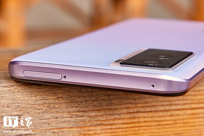 Cạnh trên là mic thu âm thứ 2 và khay sim