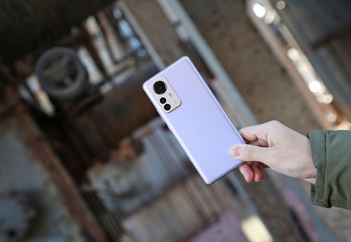 Xiaomi 12 Pro được trang bị pin 4.600 mAh hỗ trợ sạc nhanh có dây 120W và không dây 50W