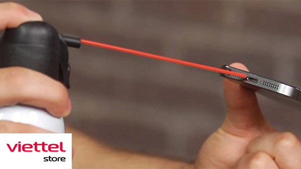 Dùng bình khí nén và ống hút để thổi bụi bẩn