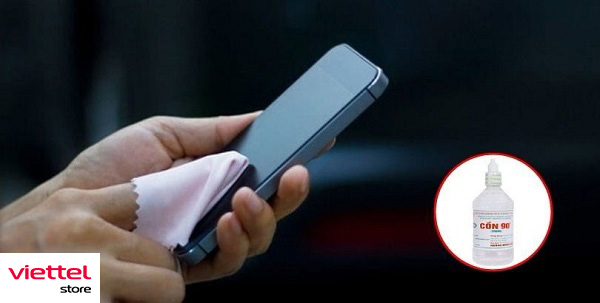 Sử dụng dung dịch vệ sinh điện thoại chuyên dụng