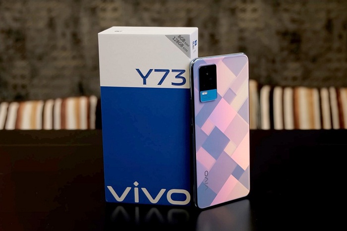 Mặt lưng có họa tiết dạng vân kim cương khá độc đáo