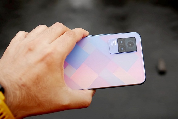 Y73 được trang bị cụm 3 camera sau với camera chính 64MP