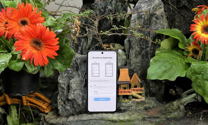 Màn hình Galaxy S21 FE có tần số quét lên đến 120Hz giúp hiển thị nội dung cũng như cuộn trang web và văn bản đều siêu mượt mà