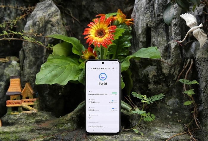 Galaxy S21 FE 5G tích hợp tiện ích Chăm sóc pin và thiết bị để đảm bảo hệ thống hoạt động ổn định, bên cạnh loạt tính năng hữu ích khác, mang lại sự tiện lợi nhất cho người dùng