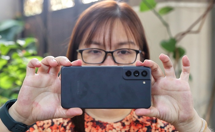 Galaxy S21 FE 5G trang bị bộ ba camera sau cao cấp, trong đó ống kính tele cho khả năng zoom quang lên đến 3x