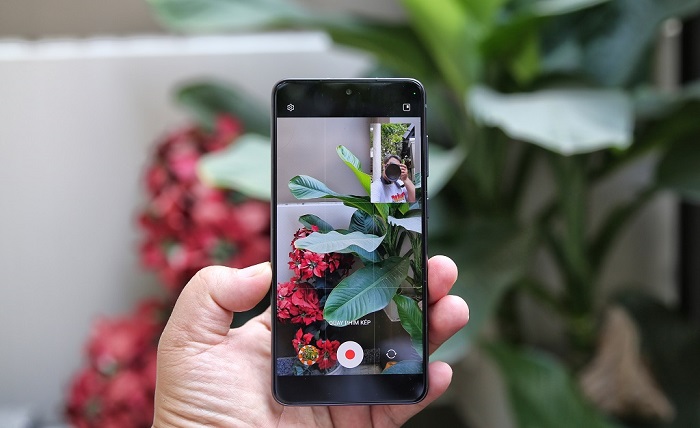 Galaxy S21 FE 5G có tính năng Quay phim kép để thu lại cảnh vật ở cả phía trước và sau camera