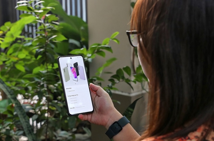 Màn hình Galaxy S21 FE 5G hiển thị nội dung rõ nét, màu sắc trung thực