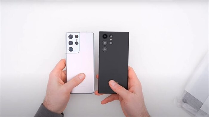 So sánh ngoại hình của Galaxy S21 Ultra ở bên trái và S22 Ultra (mô hình) ở bên phải. Nguồn: Unbox Therapy