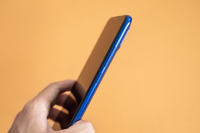 Cạnh phải máy là nút âm lượng cùng nút nguồn vật lý