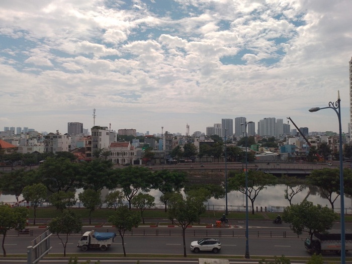 Trong môi trường ngược sáng, màu sắc không quá tươi mà chỉ ở mức dùng được