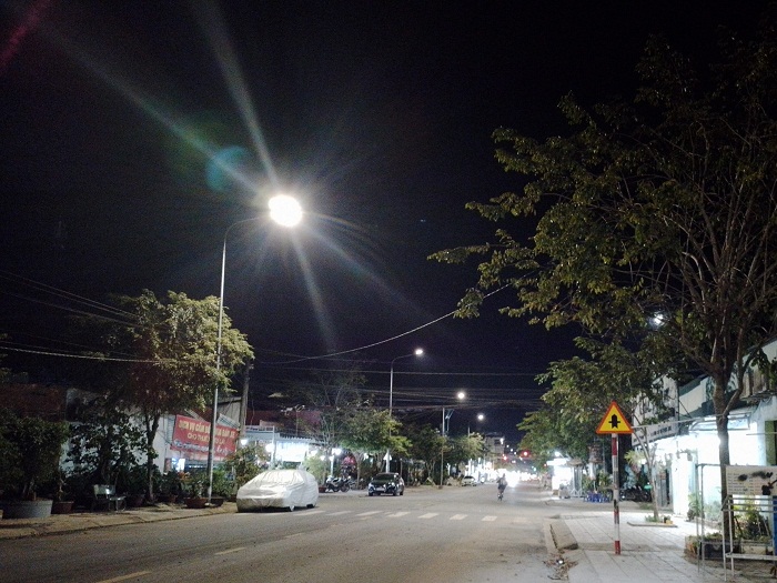 Trong môi trường thiếu sáng, hình ảnh bị nhiễu hạt vùng tối và bị cháy tại các nguồn sáng