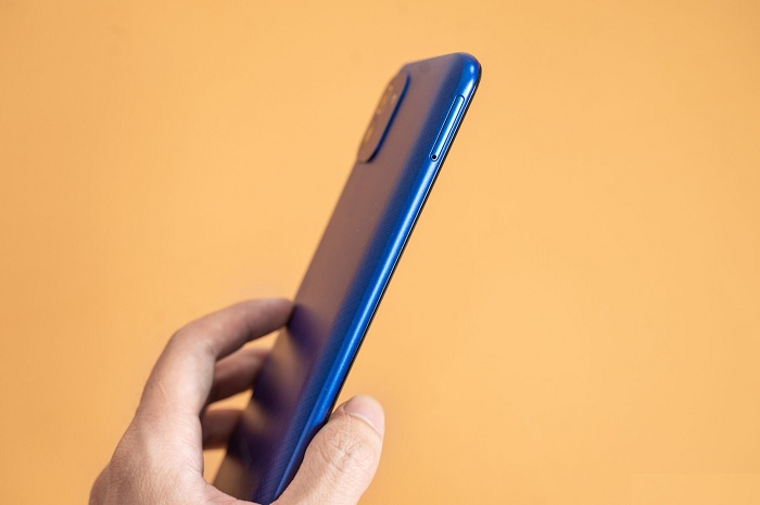 Cạnh trái là khay SIM