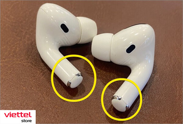 Mỗi bên tai nghe AirPods đều được tích hợp sẵn một microphone
