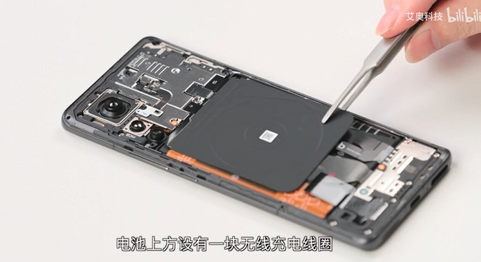 Tấm tản nhiệt cỡ lớn bên trong Xiaomi 12 Pro