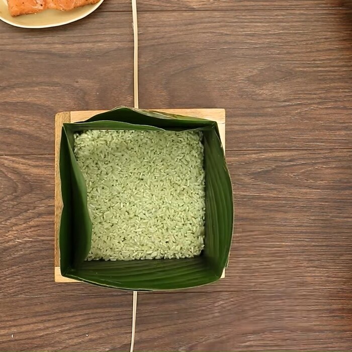 Lá dong cần xếp theo khuôn