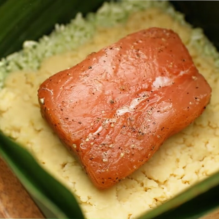 Xếp cá hồi vào khuôn bánh