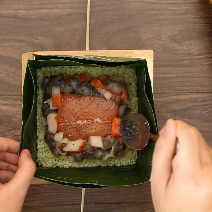 Cho các nguyên liệu vào khuôn