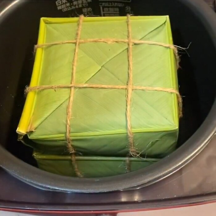 Bánh được xếp vào nồi cơm điện