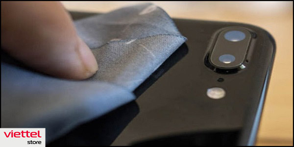 Đừng quên làm sạch bề mặt lưng smartphone và ốp lưng