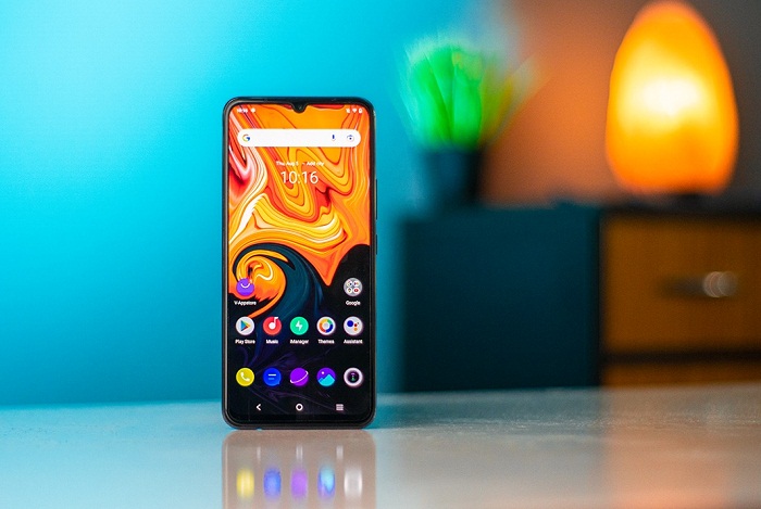 Mặt trước vẫn sử dụng màn hình giọt nước và tấm nền AMOLED có phần lỗi thời
