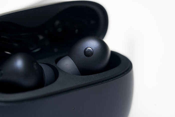 Hộp sạc và tai nghe đều có màu đen rất đẹp