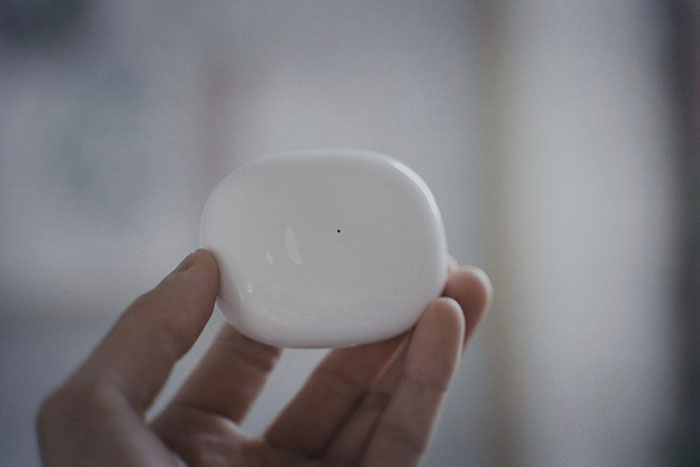 Mặt trước của hộp sạc là led thông báo trạng thái