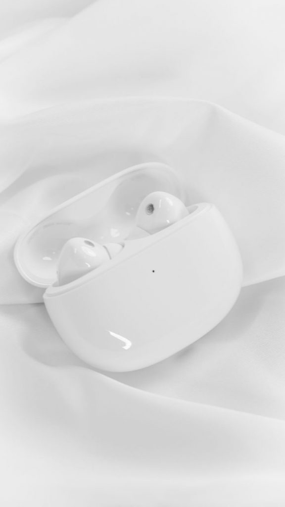 Tai nghe có thể hoạt động độc lập trong 7 giờ và 32 giờ với hộp sạc