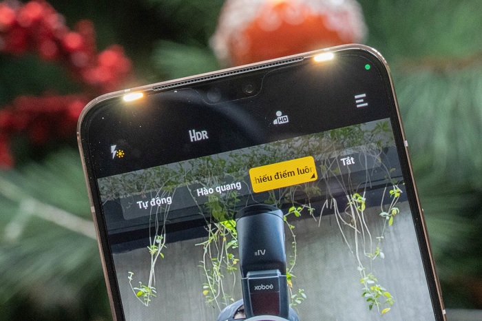 Vivo V23 5G có 2 đèn flash LED cạnh camera selfie