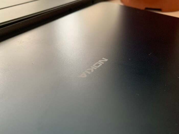 Phần mặt lưng nhôm đánh nhám của máy