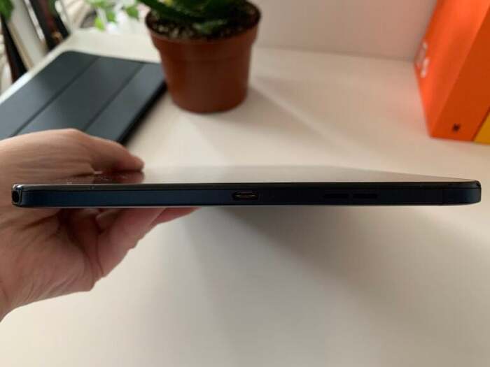 Máy trông khá mỏng nhẹ, nhỏ gọn