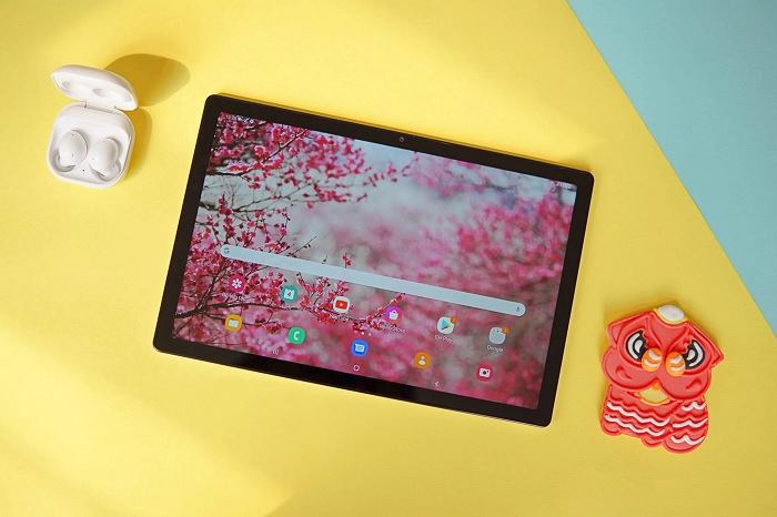 Không gian hiển thị lớn, khả năng hiển thị ở mức khá tốt với hình ảnh sắc nét