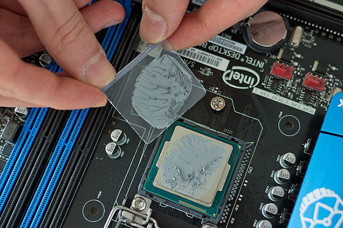 Đặt mặt tản nhiệt lên chip rồi khóa lại