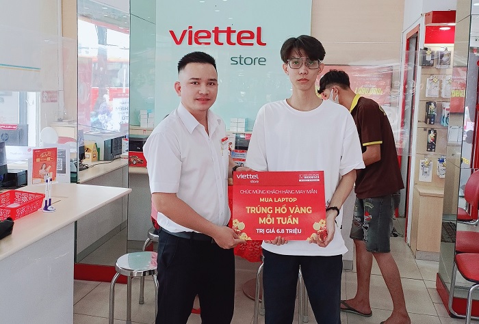 Một bạn trẻ nhận được Hổ vàng khi mua Laptop tại Viettel Store