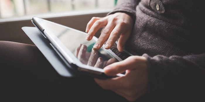 Đeo găng tay màn hình cảm ứng không nhận