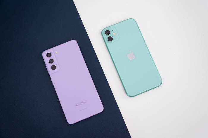 Nên mua Galaxy S21 FE 5G hay iPhone 11?