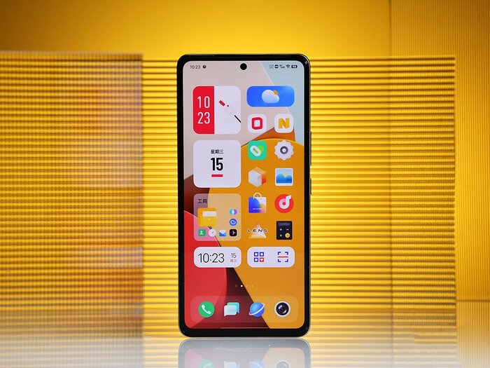 Vivo iQOO Neo 5S có phần nhỉnh hơn về chất lượng màn hình